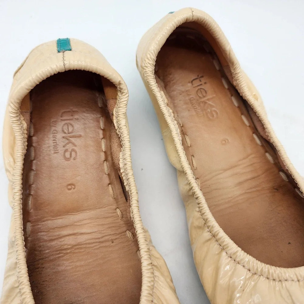 Tieks Biscotti Patent Leather Ballet Flats Women's 6 Cream Tan Neutral Foldable